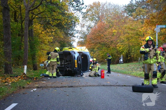 Auto gekanteld na aanrijding met boom