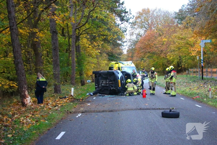 Auto gekanteld na aanrijding met boom