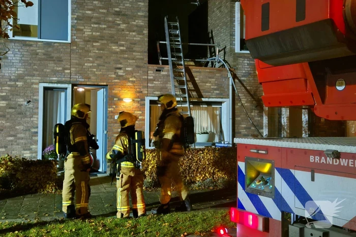 Brandweer blust brand op dak