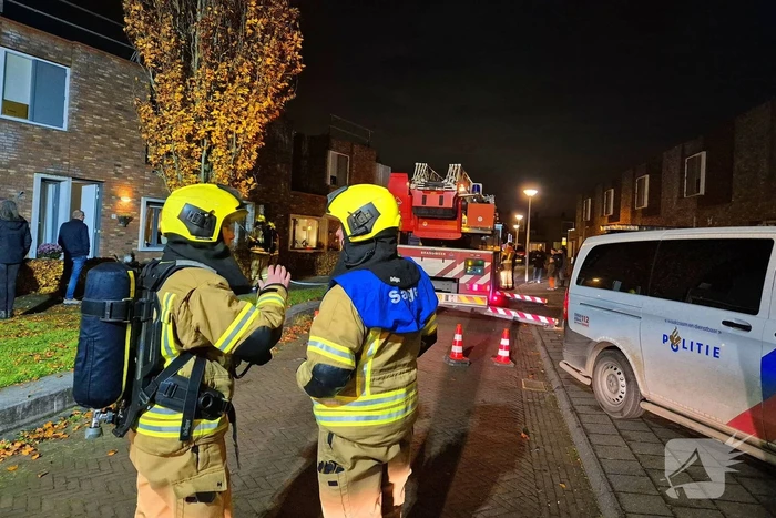 Brandweer blust brand op dak