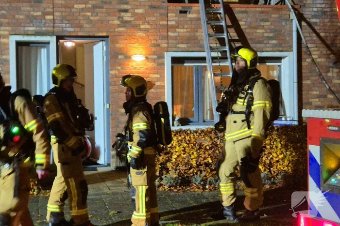 Brandweer blust brand op dak