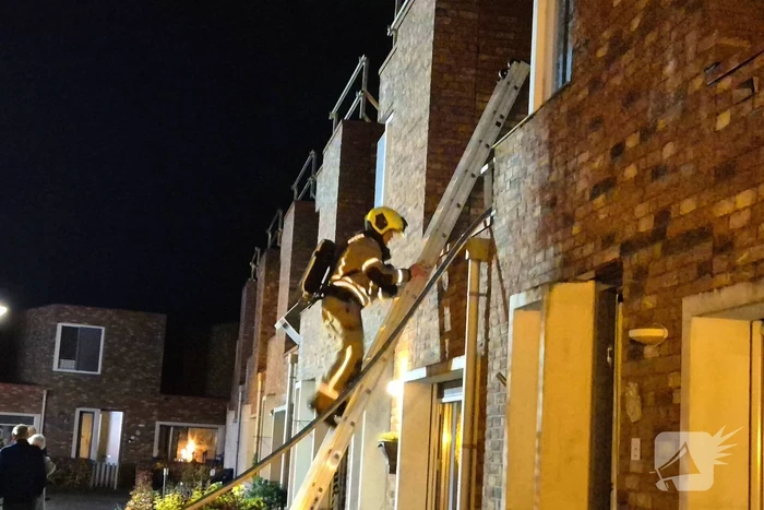 Brandweer blust brand op dak