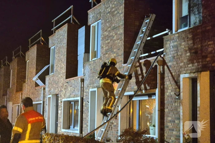 Brandweer blust brand op dak