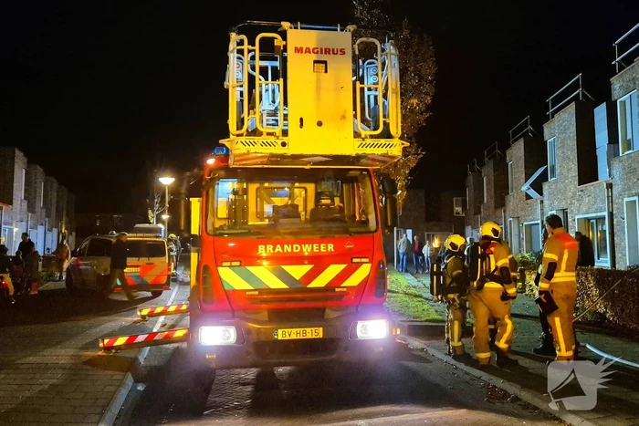 Brandweer blust brand op dak