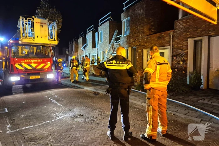 Brandweer blust brand op dak