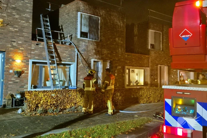 Brandweer blust brand op dak