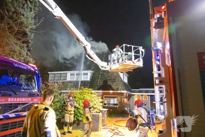 Brandweer blust uitslaande brand in woning