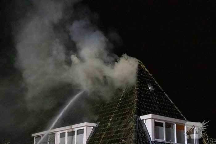 Brandweer blust uitslaande brand in woning