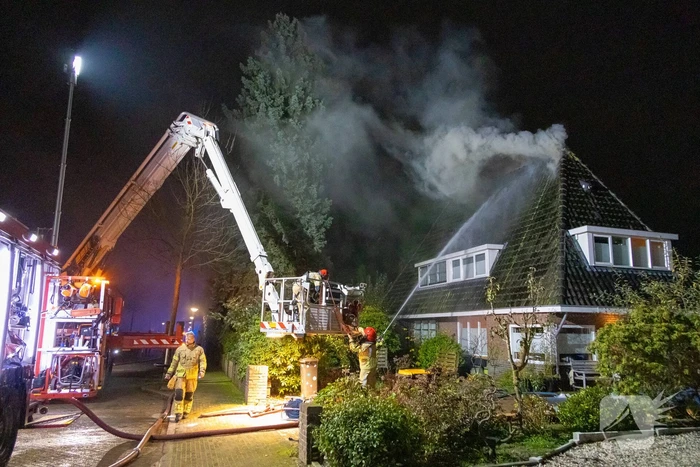 Brandweer blust uitslaande brand in woning