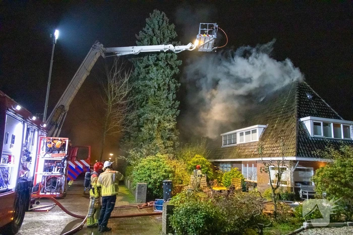 Brandweer blust uitslaande brand in woning