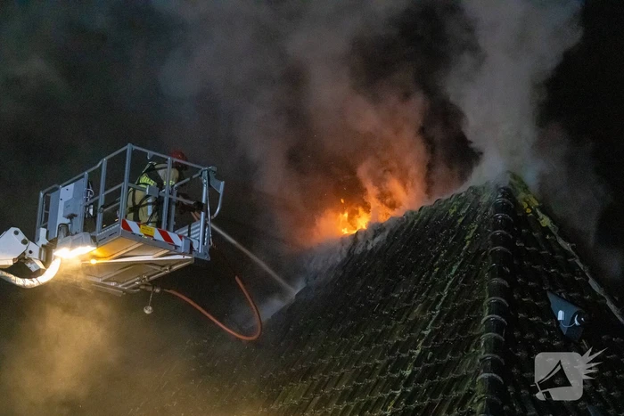 Brandweer blust uitslaande brand in woning