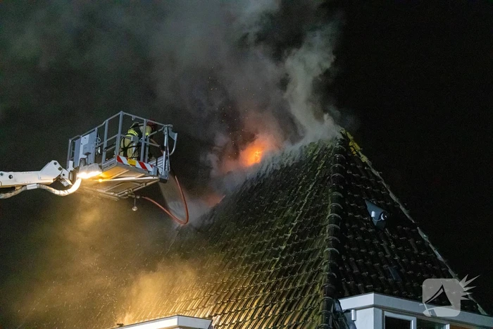 Brandweer blust uitslaande brand in woning