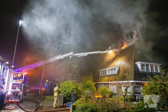 Brandweer blust uitslaande brand in woning