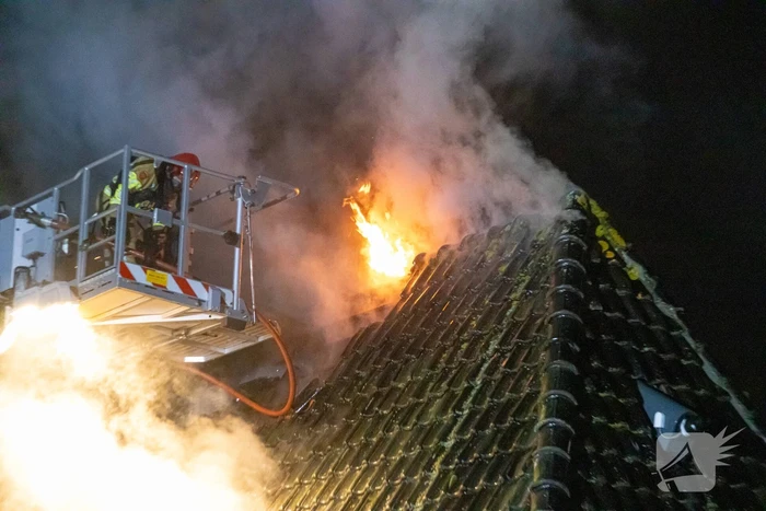 Brandweer blust uitslaande brand in woning