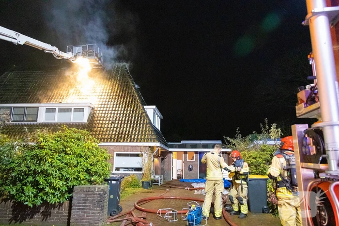 Brandweer blust uitslaande brand in woning