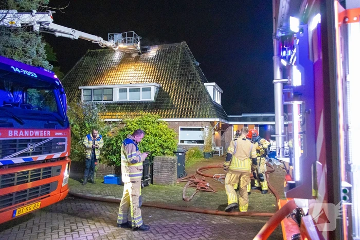 Brandweer blust uitslaande brand in woning