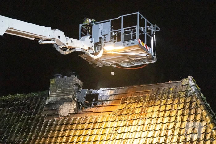 Brandweer blust uitslaande brand in woning