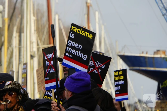 Kick Out Zwarte Piet protesteert bij sinterklaas intocht