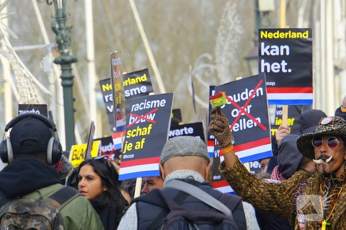 Kick Out Zwarte Piet protesteert bij sinterklaas intocht