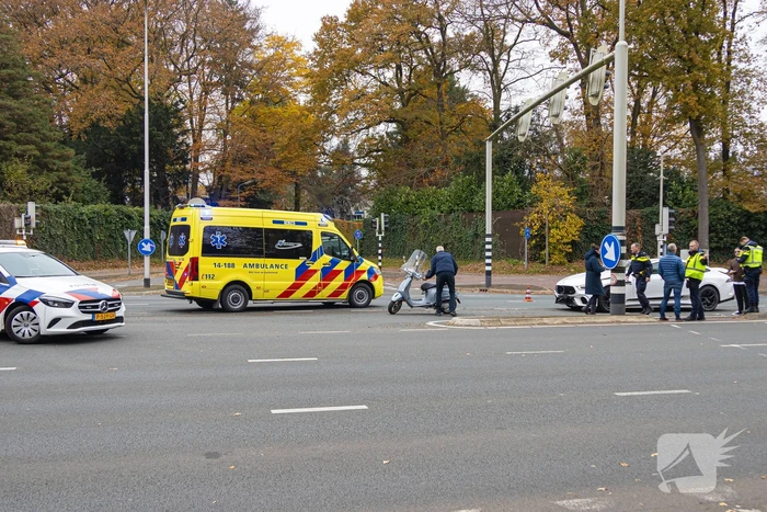 Bromfietser aangereden door automobilist op kruising