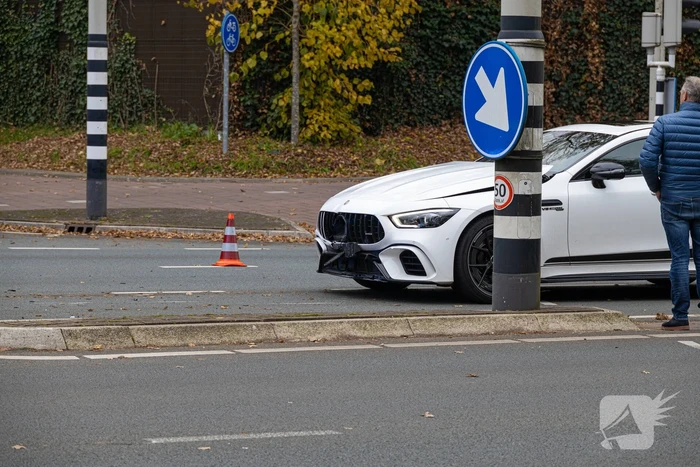 Bromfietser aangereden door automobilist op kruising