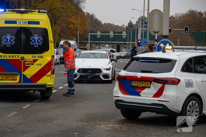 Bromfietser aangereden door automobilist op kruising