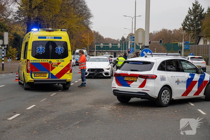 Bromfietser aangereden door automobilist op kruising