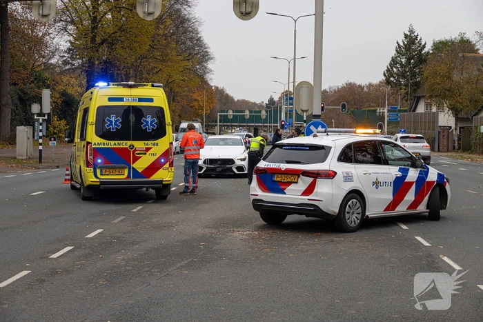 Bromfietser aangereden door automobilist op kruising