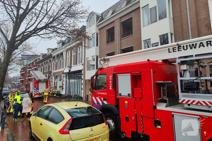Brandweer redt duif die vast zit op balkon