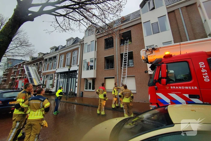 Brandweer redt duif die vast zit op balkon