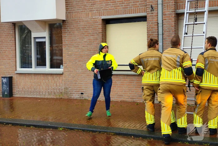 Brandweer redt duif die vast zit op balkon