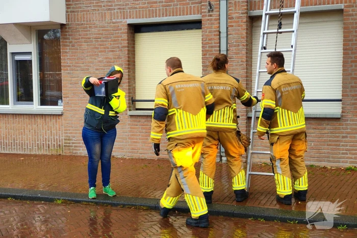 Brandweer redt duif die vast zit op balkon