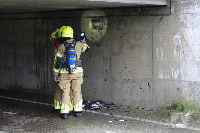 Groep jongere sticht brand onder brug