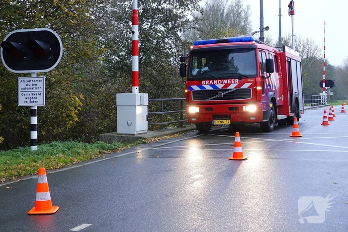 Groep jongere sticht brand onder brug