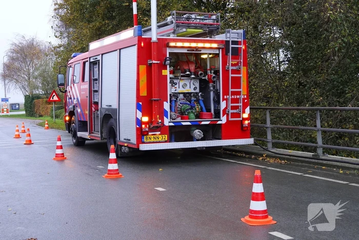 Groep jongere sticht brand onder brug
