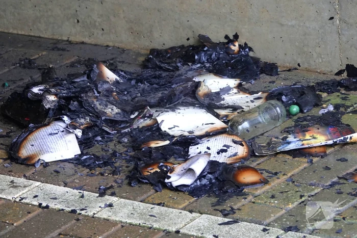 Groep jongere sticht brand onder brug