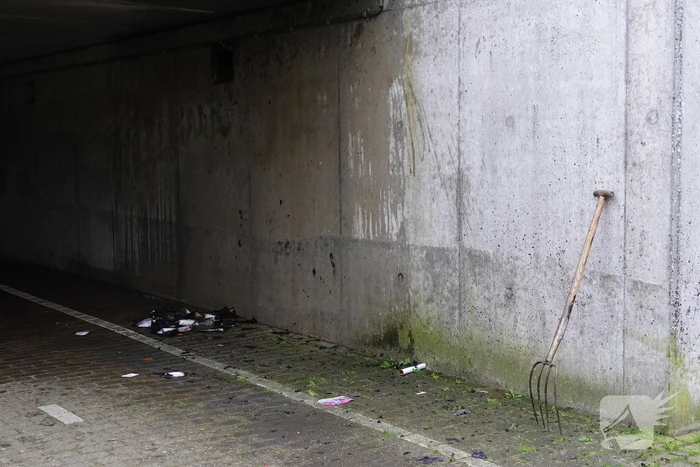 Groep jongere sticht brand onder brug