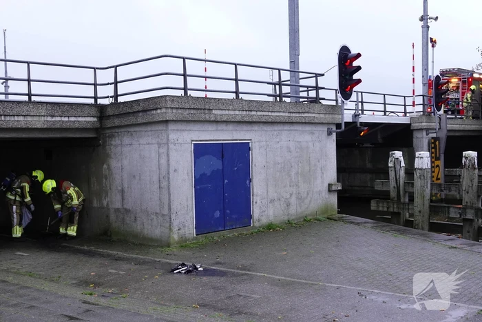 Groep jongere sticht brand onder brug