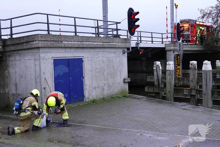 Groep jongere sticht brand onder brug