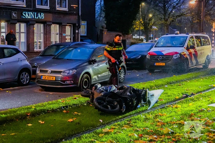 Schade na aanrijding tussen auto en scooter