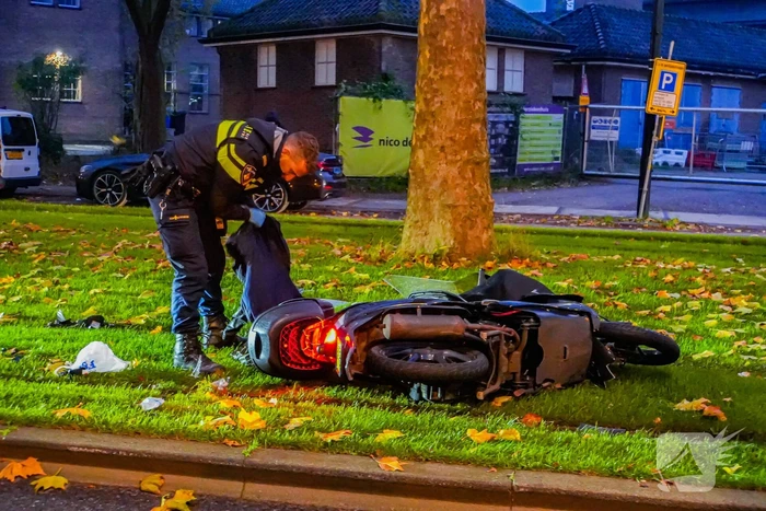 Schade na aanrijding tussen auto en scooter