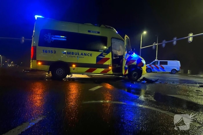 Auto botst met ambulance op kruising en belandt onderaan talud, inzittenden gewond
