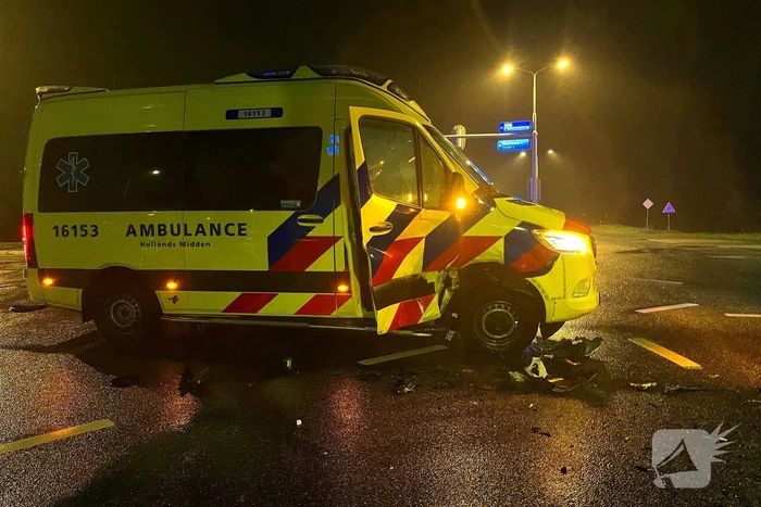 Auto botst met ambulance op kruising en belandt onderaan talud, inzittenden gewond