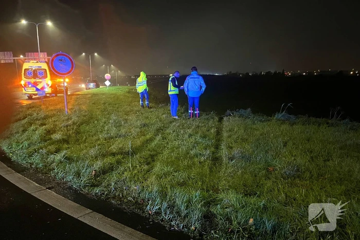 Auto botst met ambulance op kruising en belandt onderaan talud, inzittenden gewond