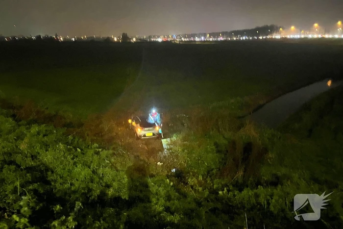 Auto botst met ambulance op kruising en belandt onderaan talud, inzittenden gewond