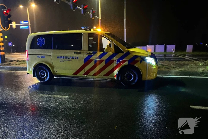 Auto botst met ambulance op kruising en belandt onderaan talud, inzittenden gewond