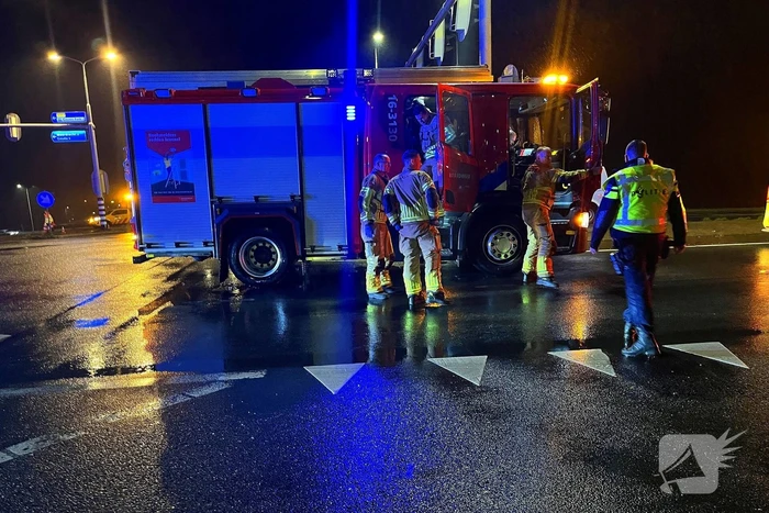 Auto botst met ambulance op kruising en belandt onderaan talud, inzittenden gewond