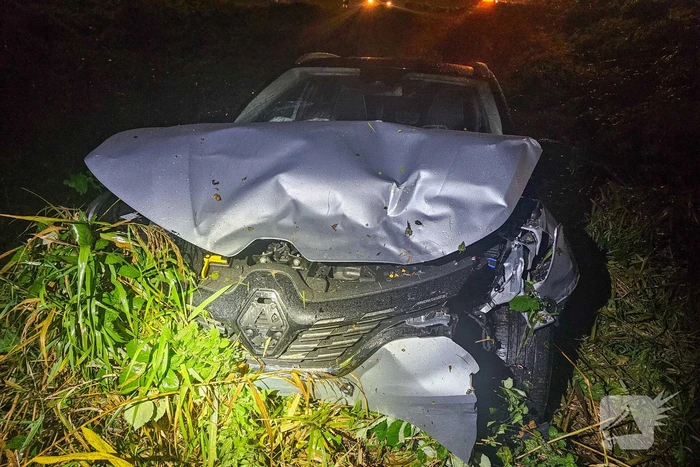 Auto botst met ambulance op kruising en belandt onderaan talud, inzittenden gewond