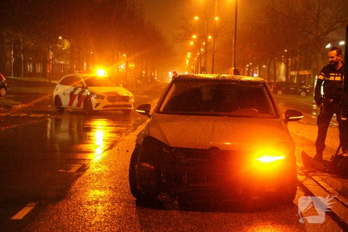 Bestuurder rijdt voorkant auto kapot bij eenzijdig ongeval
