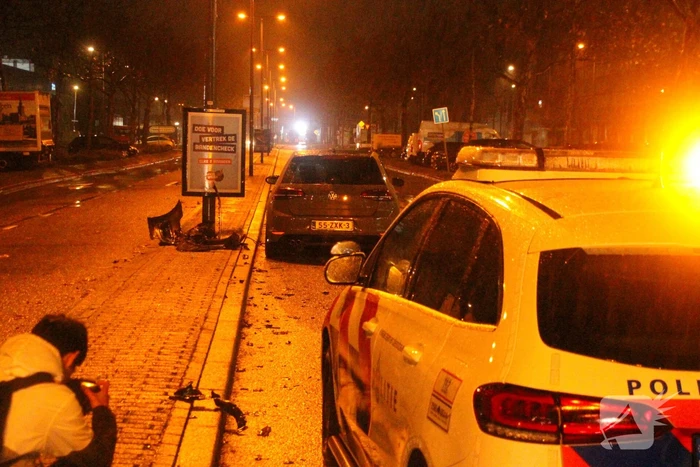 Bestuurder rijdt voorkant auto kapot bij eenzijdig ongeval